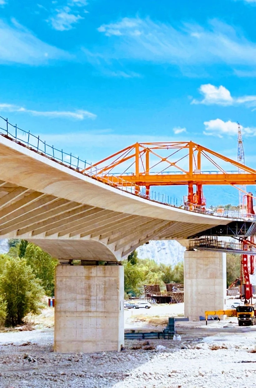 Ejecución del Viaducto sobre los ríos Gallego y Aurín en Sabiñanigo (Huesca, España)